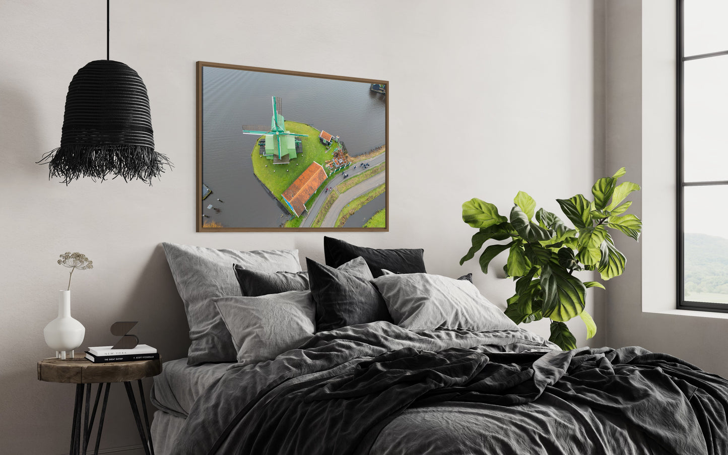 Landskabsbillede af en vindmølle udenfor Amsterdam. Dronebillede af landskab, natur og arkitektur trykt som plakat eller på lærred til hjemmet.