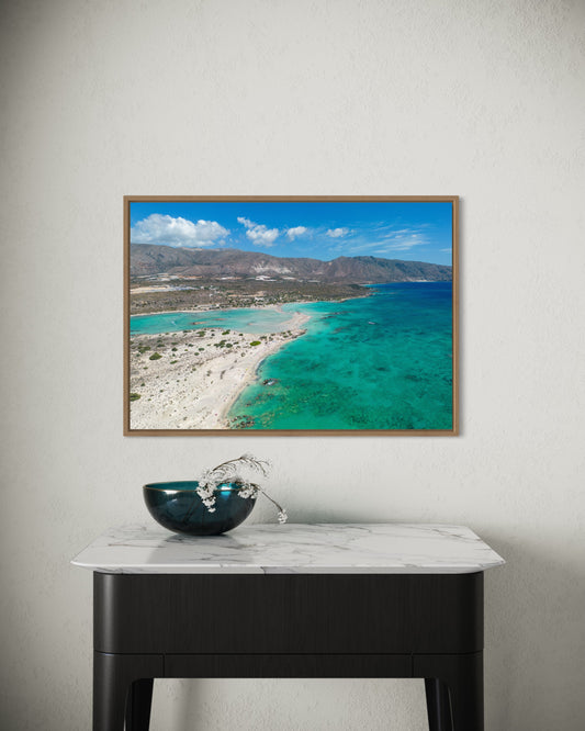 Landskabsbillede af Elafonisi strand på Kreta. Dronebillede af landskab, natur og arkitektur trykt som plakat eller på lærred til hjemmet.