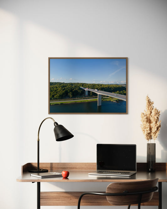 Landskabsbillede af Vejlefjordbroen der forsvinder ind i skoven. Dronebillede af landskab, natur og arkitektur trykt som plakat eller på lærred til hjemmet.