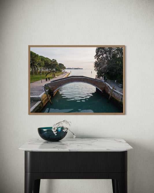 Landskabsbillede taget ved en bro over en kanal i Venedig, i Italien. Dronebillede af landskab, natur og arkitektur trykt som plakat eller på fotolærred til hjemmet