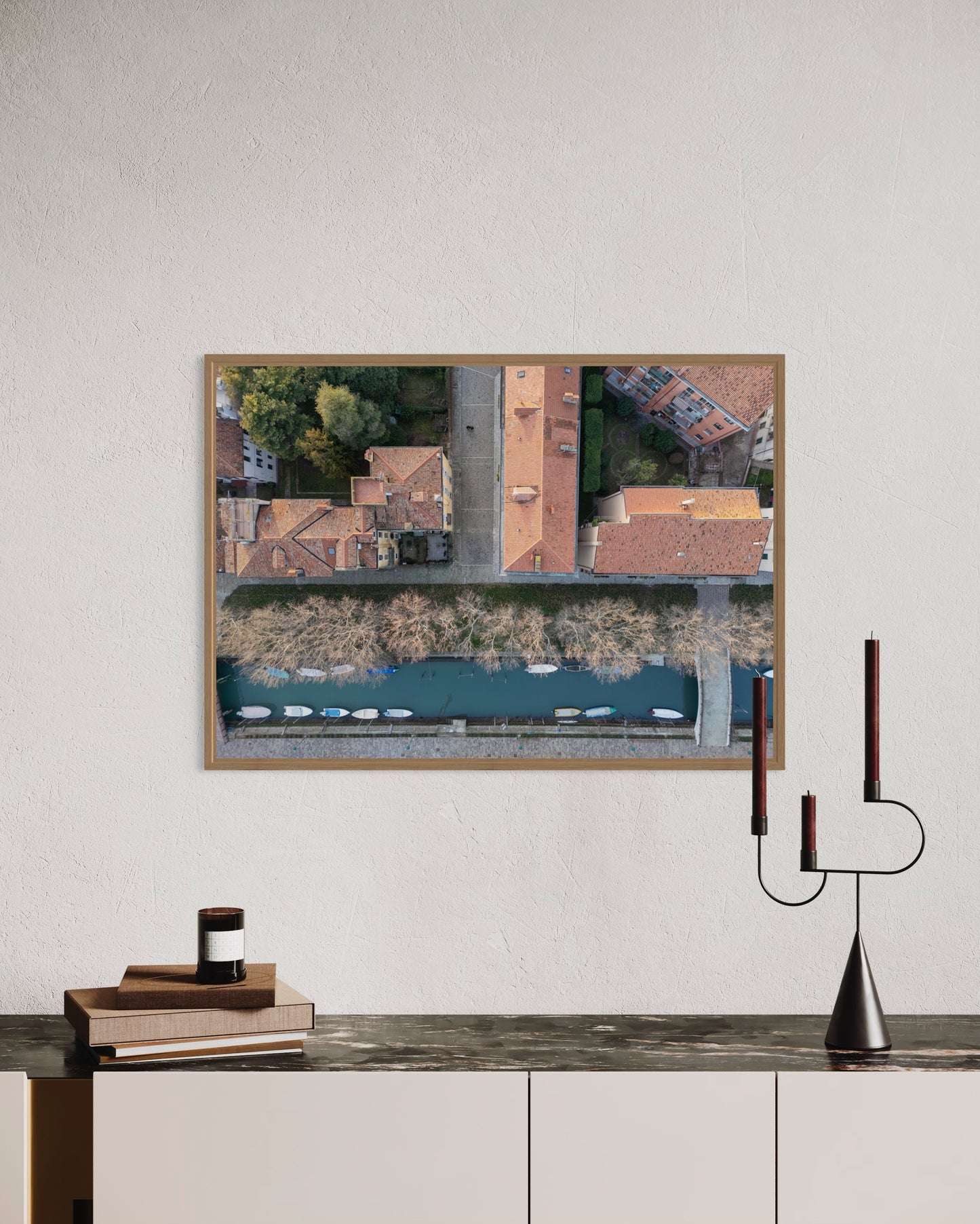 Landskabsbillede taget over en kanal i Venedig, i Italien. Dronebillede af landskab, natur og arkitektur trykt som plakat eller på fotolærred til hjemmet