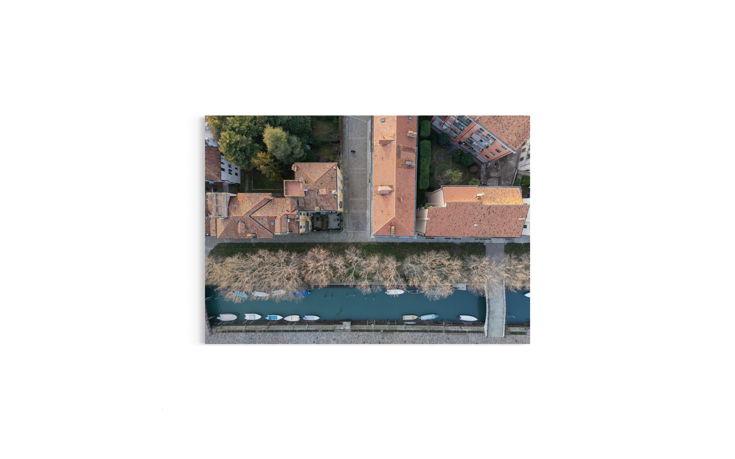 Landskabsbillede taget over en kanal i Venedig, i Italien. Dronebillede af landskab, natur og arkitektur trykt som plakat eller på fotolærred til hjemmet