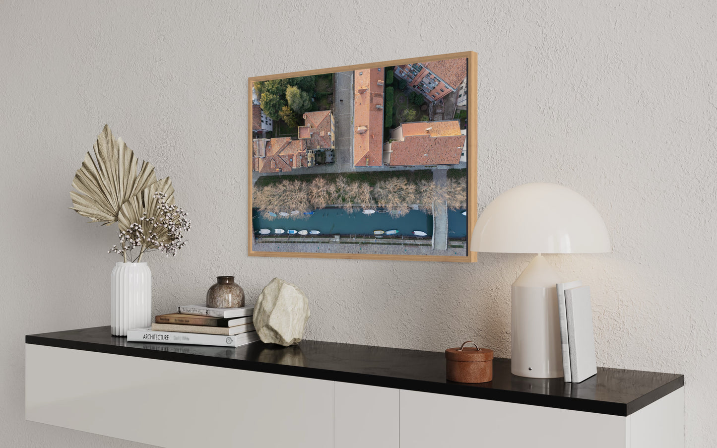 Landskabsbillede taget over en kanal i Venedig, i Italien. Dronebillede af landskab, natur og arkitektur trykt som plakat eller på fotolærred til hjemmet