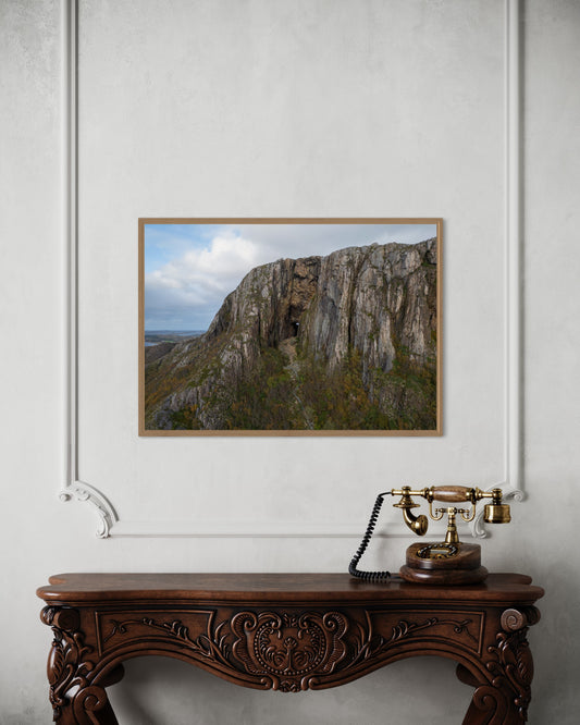 Landskabsbillede taget af Torghatten, fjeldet med hul i, ved Brønnøysund i Norge. Dronebillede af landskab, natur og arkitektur trykt som plakat eller på fotolærred til hjemmet