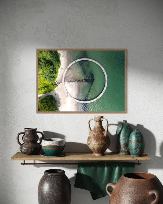 landskabsbillede af Broen ved Marselisborgskoven. Dronebillede af landskab, natur og arkitektur trykt som plakat eller på lærred til hjemmet.