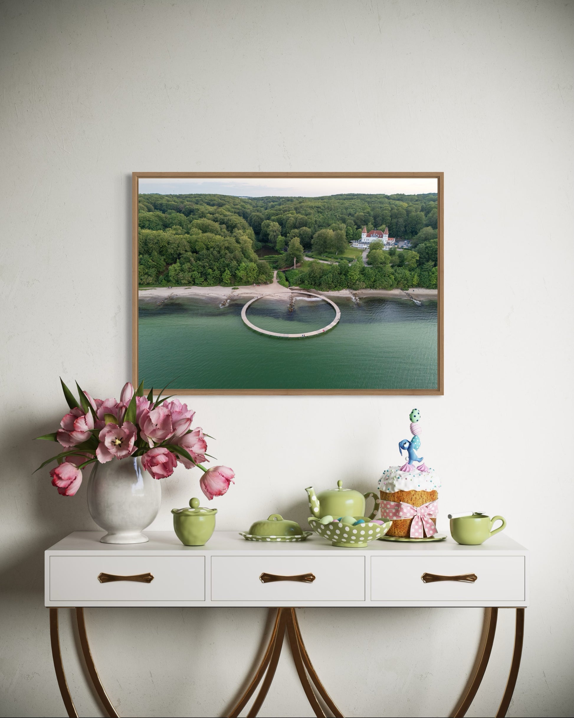 landskabsbillede fra Marselisborgskoven og den uendelige bro. Dronebillede af landskab, natur og arkitektur trykt som plakat eller på fotolærred til hjemmet. 