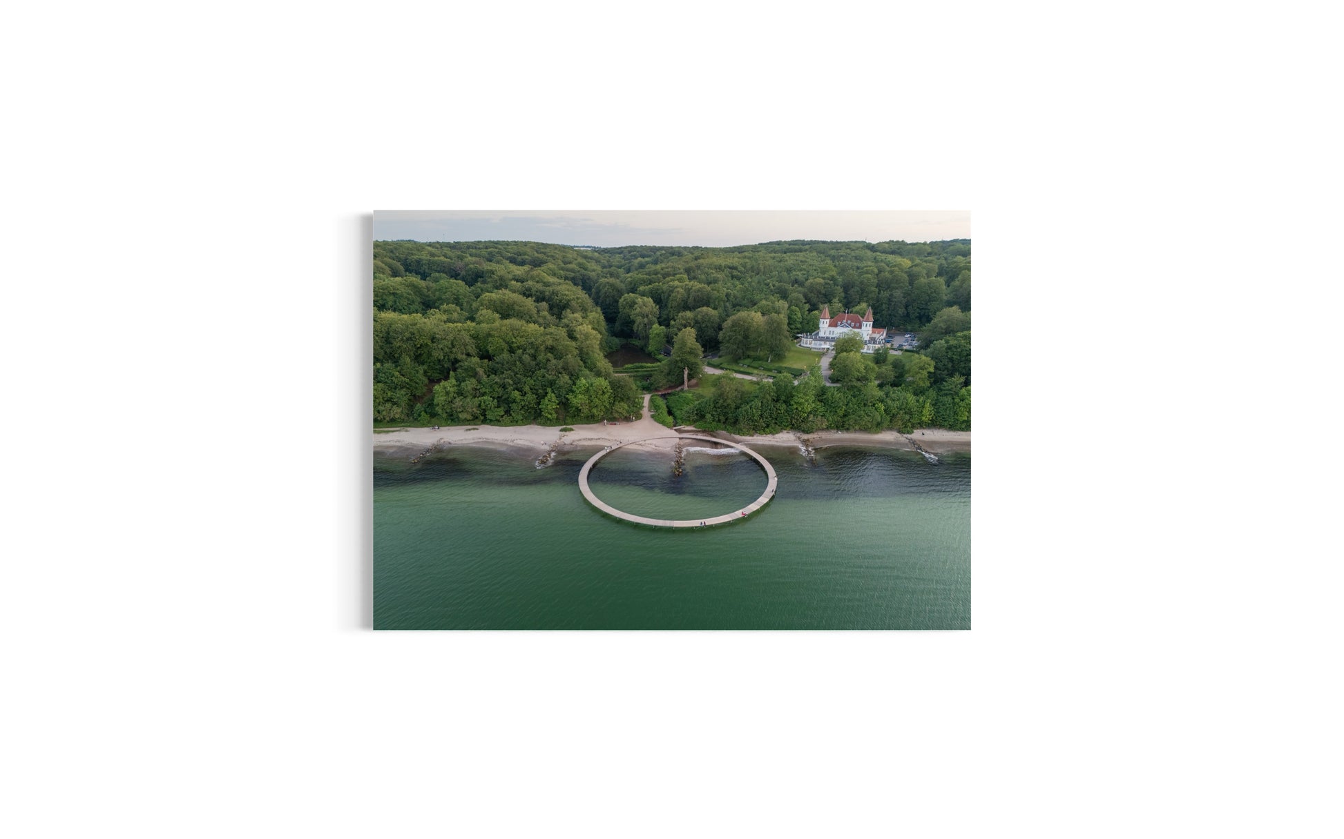 landskabsbillede fra Marselisborgskoven og den uendelige bro. Dronebillede af landskab, natur og arkitektur trykt som plakat eller på fotolærred til hjemmet. 