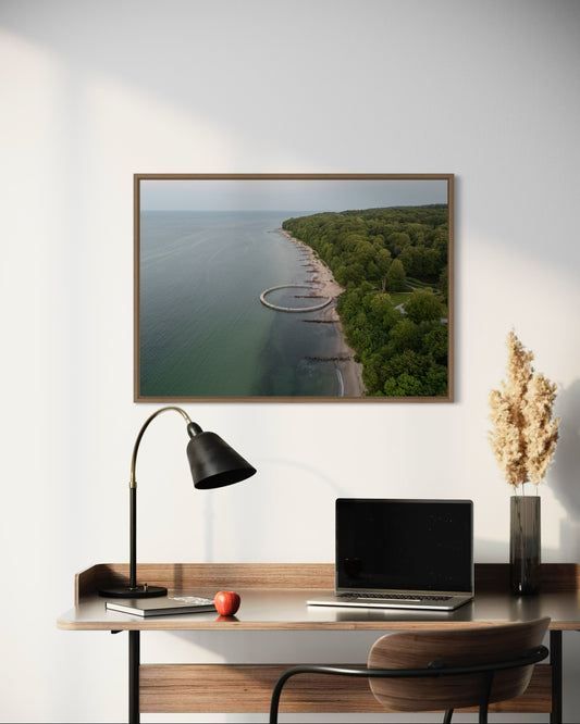 landskabsbillede fra Marselisborgskoven og den uendelige bro. Dronebillede af landskab, natur og arkitektur trykt som plakat eller på fotolærred til hjemmet. 