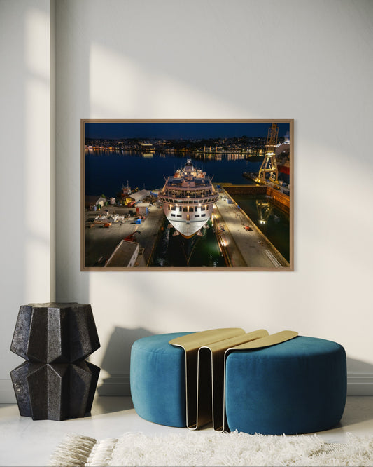 Landskabsbillede af Havila Pollux, på vej ud af tørdokken. Dronebillede af landskab, natur og arkitektur trykt som plakat eller på lærred til hjemmet.