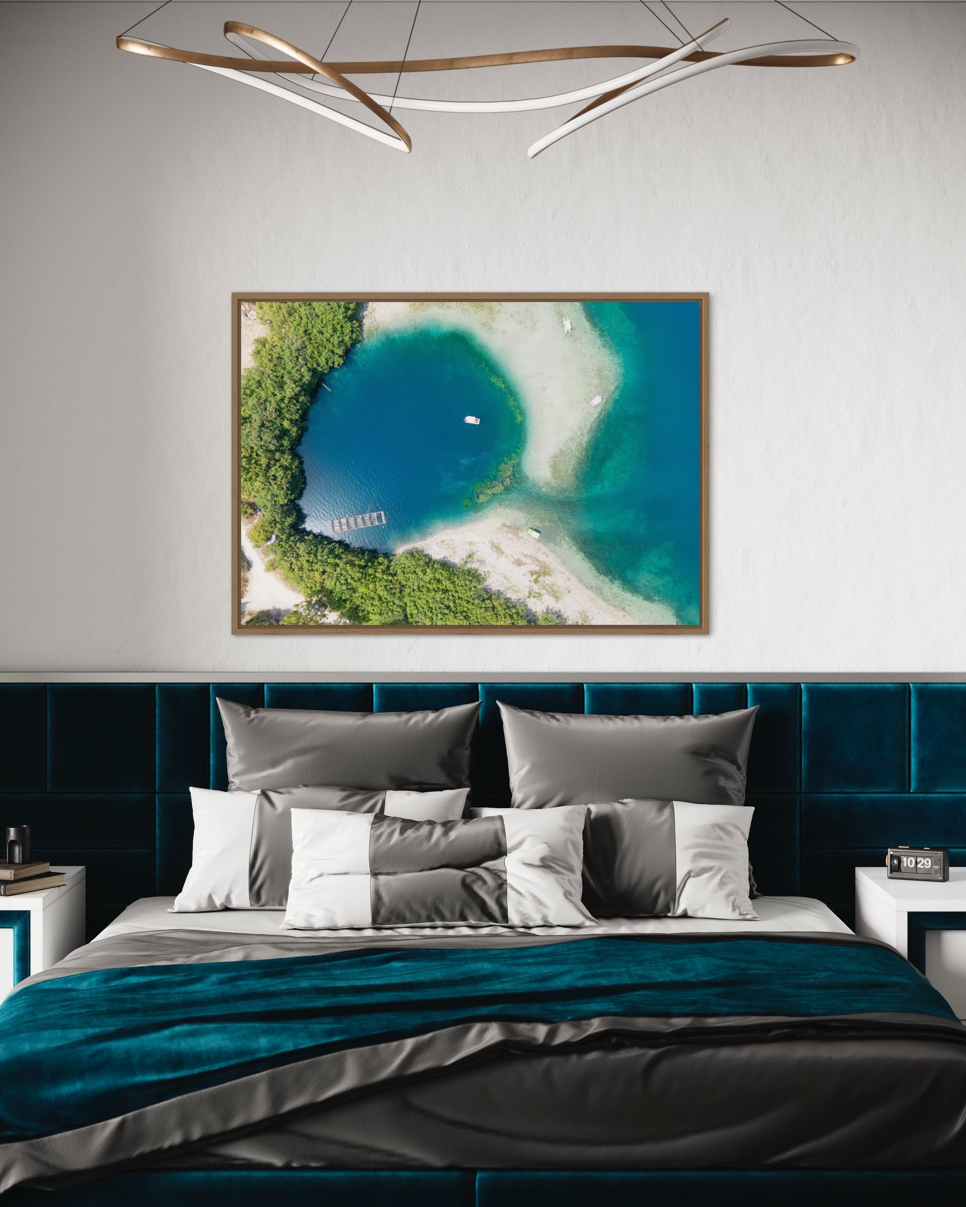 Landskabsbillede af en sø på Kreta. Dronebillede af landskab, natur og arkitektur trykt som plakat eller på lærred til hjemmet