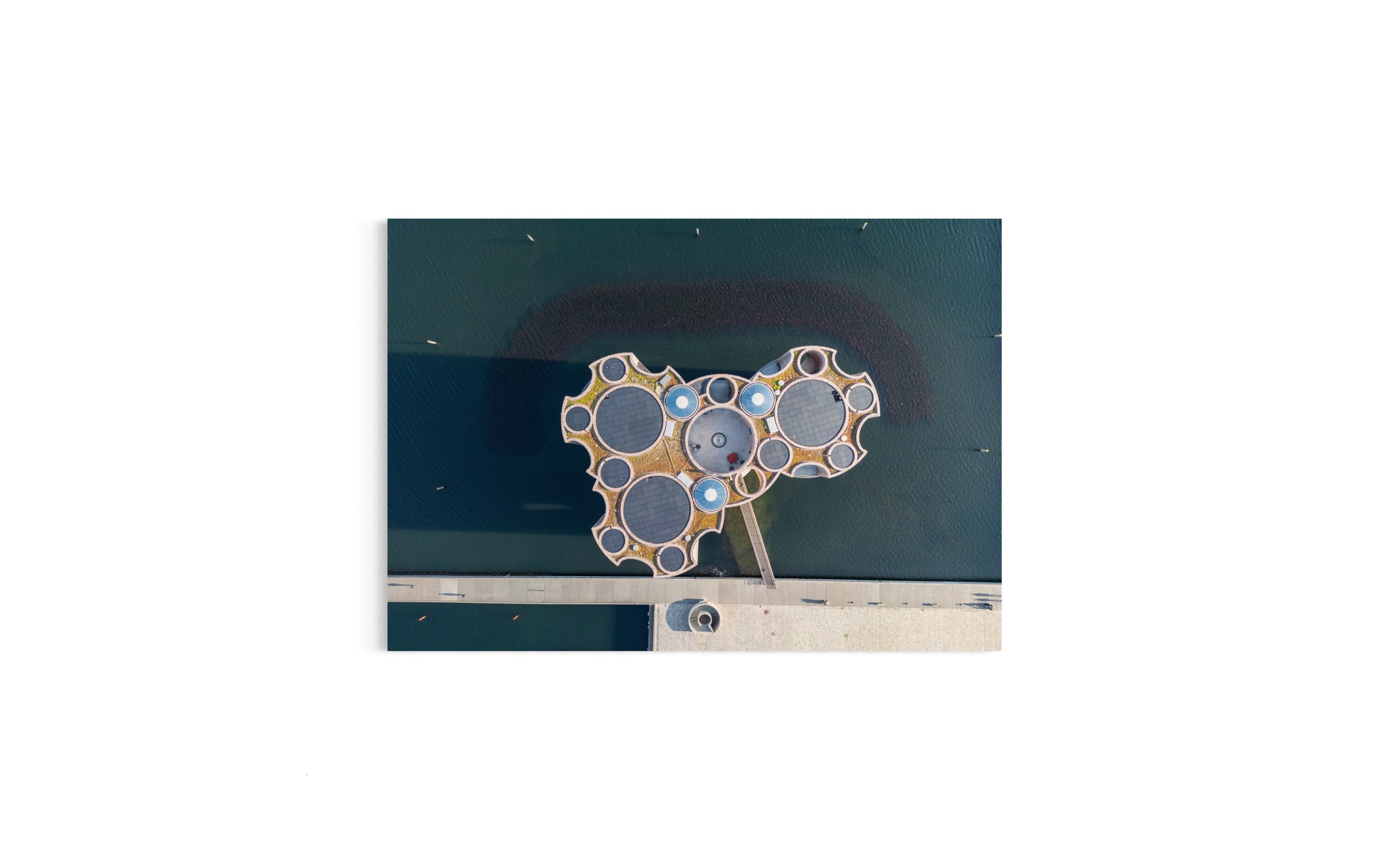 landskabsbillede Fjordenhus i Vejle. Dronebillede af landskab, natur og arkitektur trykt som plakat eller på fotolærred til hjemmet.