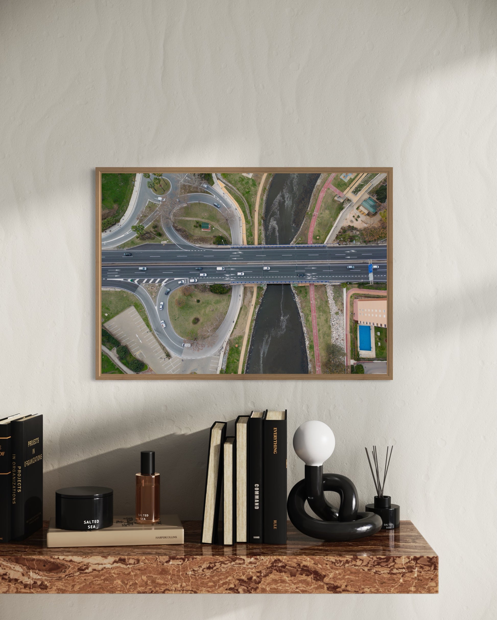 Landskabsbillede taget ved Fuengirola. Dronebillede af landskab, natur og arkitektur trykt som plakat eller på lærred til hjemmet.