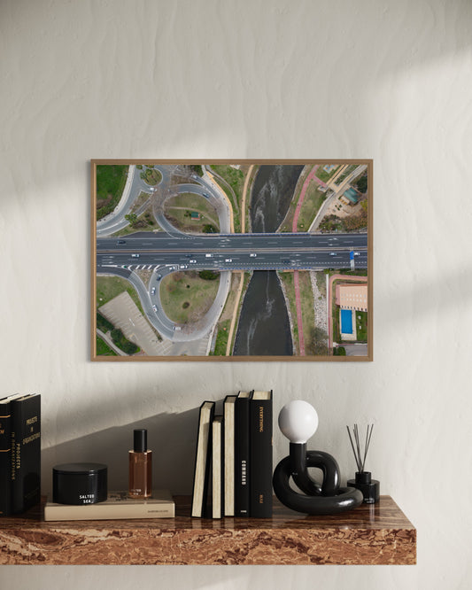Landskabsbillede taget ved Fuengirola. Dronebillede af landskab, natur og arkitektur trykt som plakat eller på lærred til hjemmet.