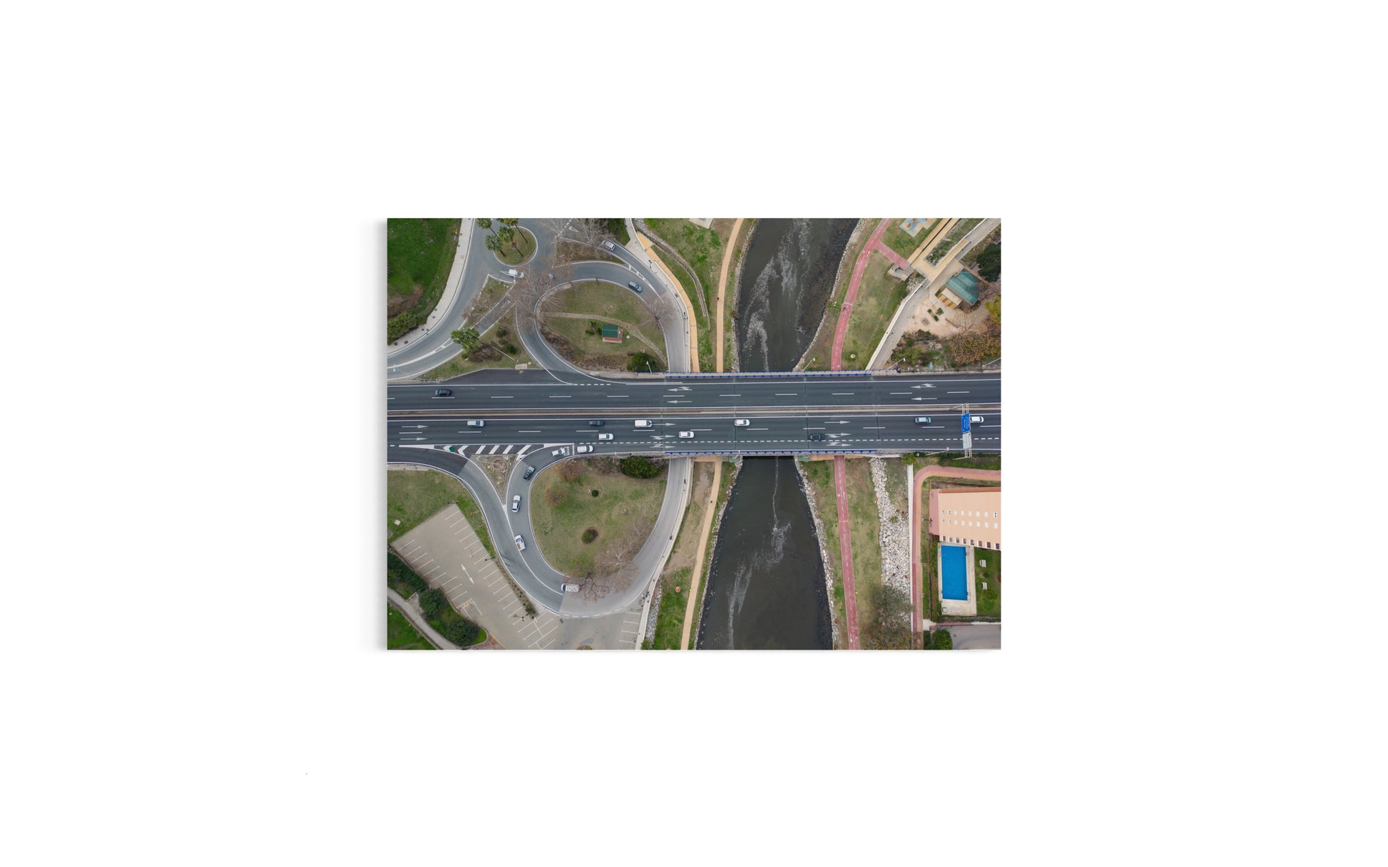 Landskabsbillede taget ved Fuengirola. Dronebillede af landskab, natur og arkitektur trykt som plakat eller på lærred til hjemmet.
