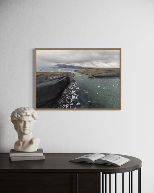 landskabsbillede fra Diamond Beach på Island. Dronebillede af landskab, natur og arkitektur trykt som plakat eller på fotolærred til hjemmet. 