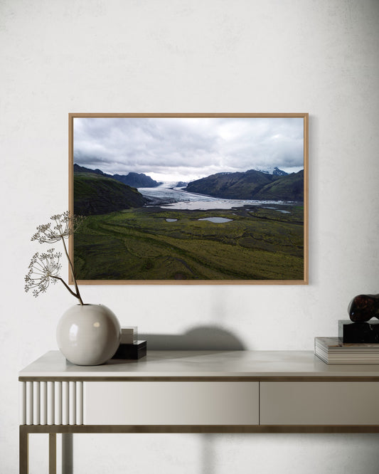 Landskabsbillede af gletsjeren "Svínafellsjökull" på Island . Dronebillede af landskab, natur og arkitektur trykt som plakat eller på lærred til hjemmet.