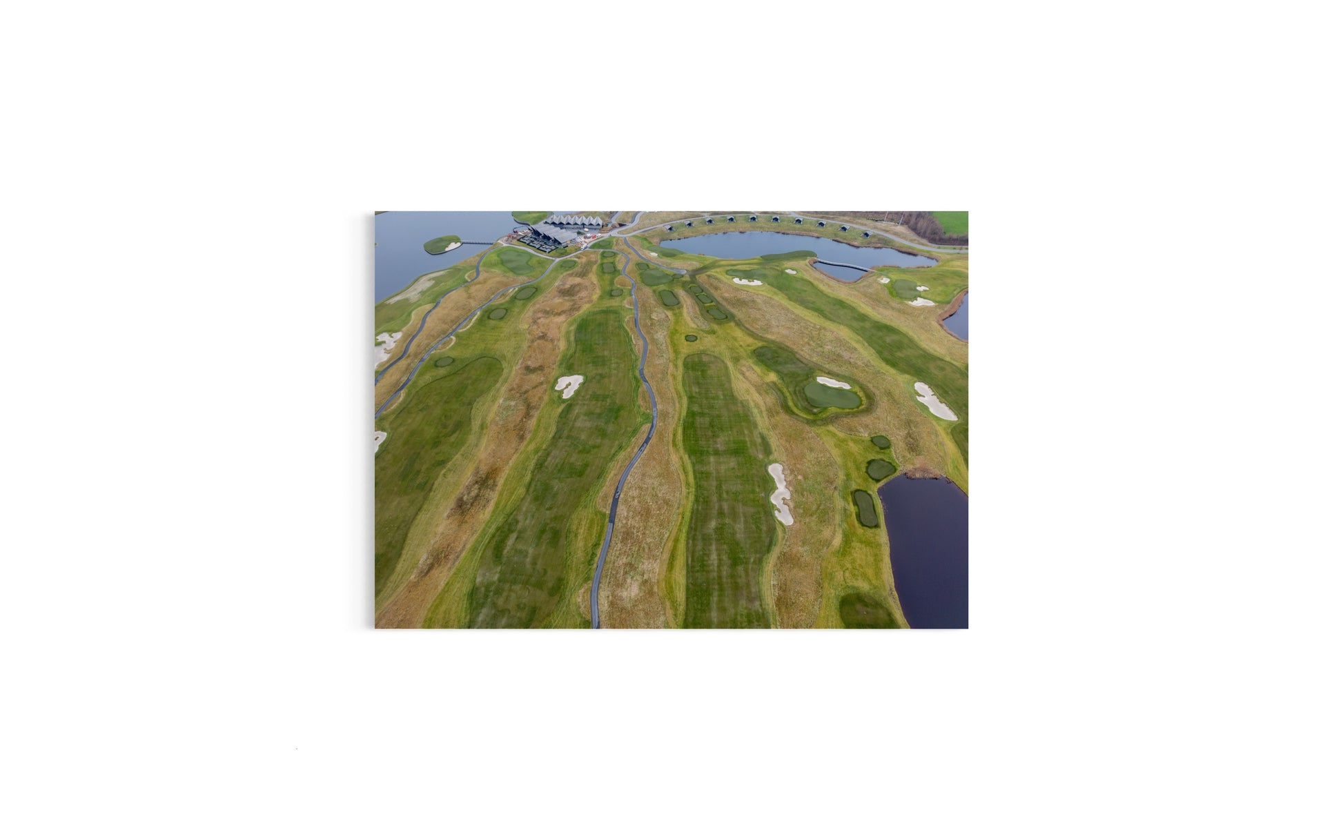 Landskabsbillede af Great Northern golf resort i Kerteminde. Dronebillede af landskab, natur og arkitektur trykt som plakat eller på lærred til hjemmet.