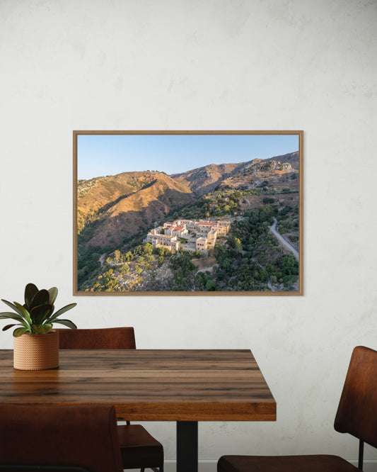 Landskabsbillede af et kloster udenfor Chania på Kreta. Dronebillede af landskab, natur og arkitektur trykt som plakat eller på lærred til hjemmet.