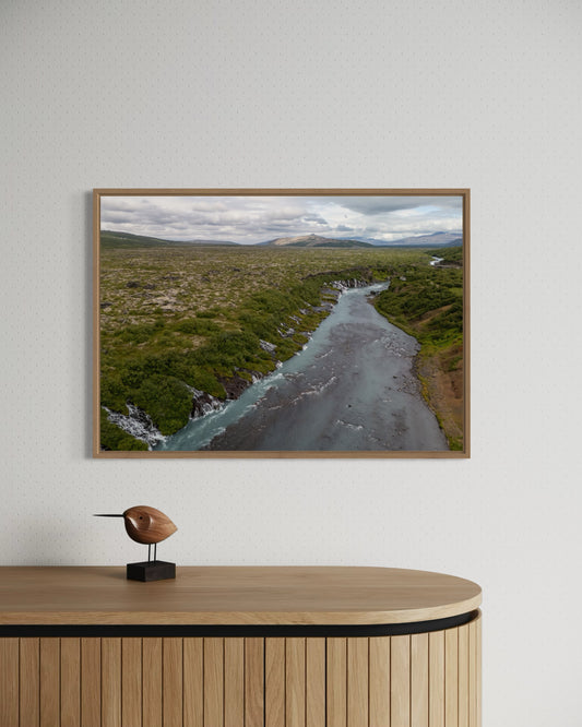 landskabsbillede af det unikke lavavandfald "Hraunfossar" på Island. Dronebillede af landskab, natur og arkitektur trykt som plakat eller på lærred til hjemmet.