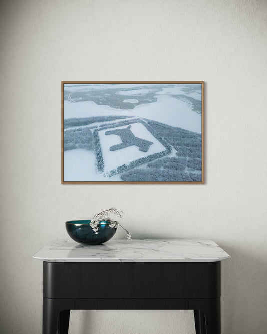 Landskabsbillede af hundeskoven ved Støvring der har form som en hund. Dronebillede af landskab, natur og arkitektur trykt som plakat eller på lærred til hjemmet.