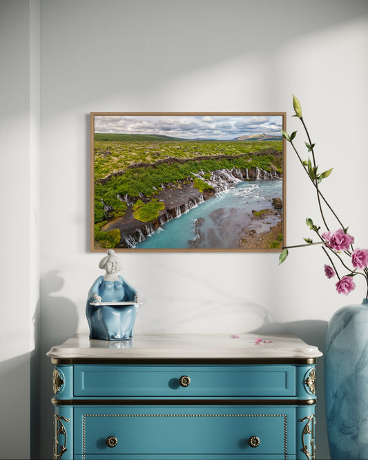 Landskabsbillede af det unikke lavavandfald "Hraunfossar" på Island . Dronebillede af landskab, natur og arkitektur trykt som plakat eller på lærred til hjemmet.
