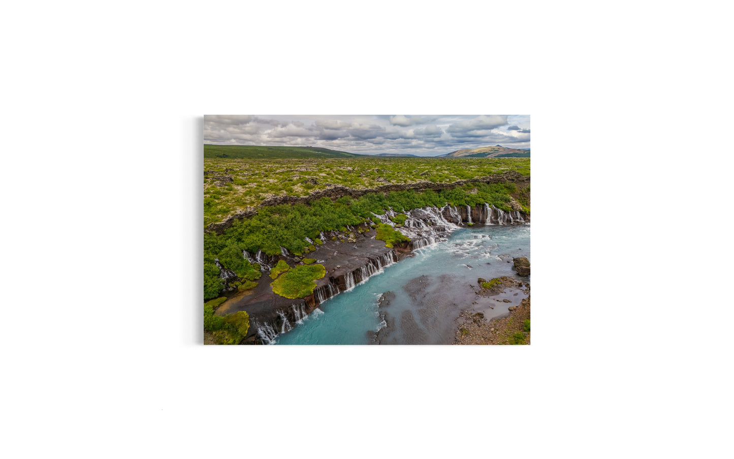 Landskabsbillede af det unikke lavavandfald "Hraunfossar" på Island . Dronebillede af landskab, natur og arkitektur trykt som plakat eller på lærred til hjemmet.