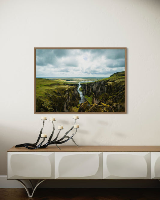 Landskabsbillede af den unikke kløft "Fjaðrárgljúfur" på Island . Dronebillede af landskab, natur og arkitektur trykt som plakat eller på lærred til hjemmet.