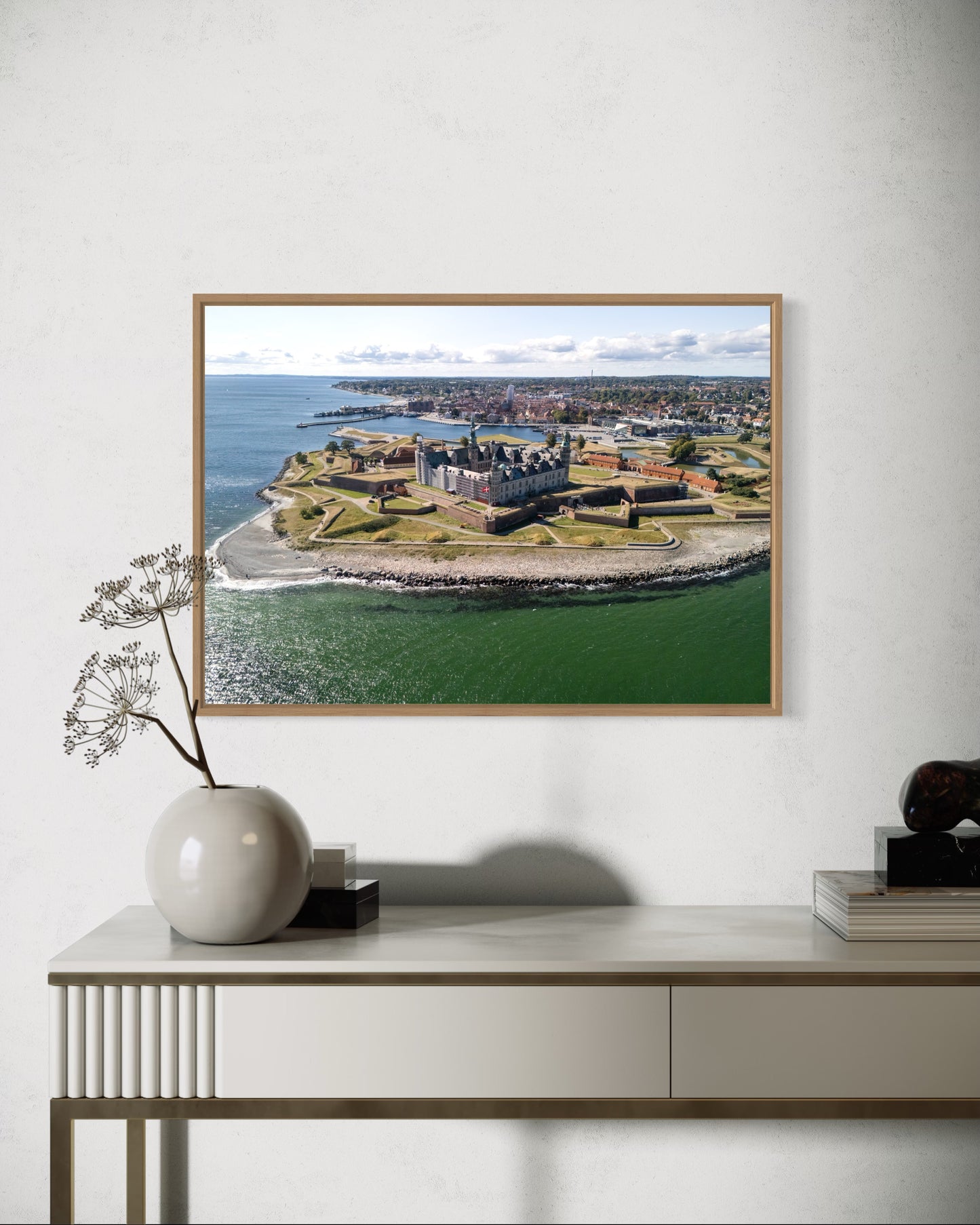 landskabsbillede af Kronborg slot i Helsingør. Dronebillede af landskab, natur og arkitektur trykt som plakat eller på lærred til hjemmet.