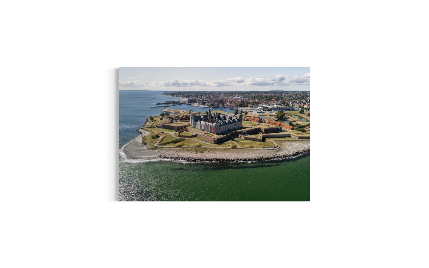 landskabsbillede af Kronborg slot i Helsingør. Dronebillede af landskab, natur og arkitektur trykt som plakat eller på lærred til hjemmet.