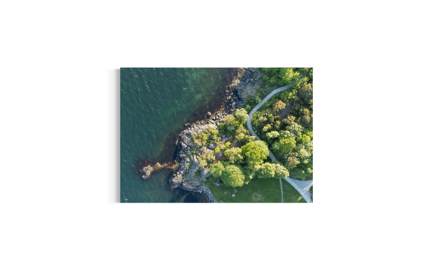 Landskabsbillede fra kysten ved Stavanger. Dronebillede af landskab, natur og arkitektur trykt som plakat eller på fotolærred til hjemmet
