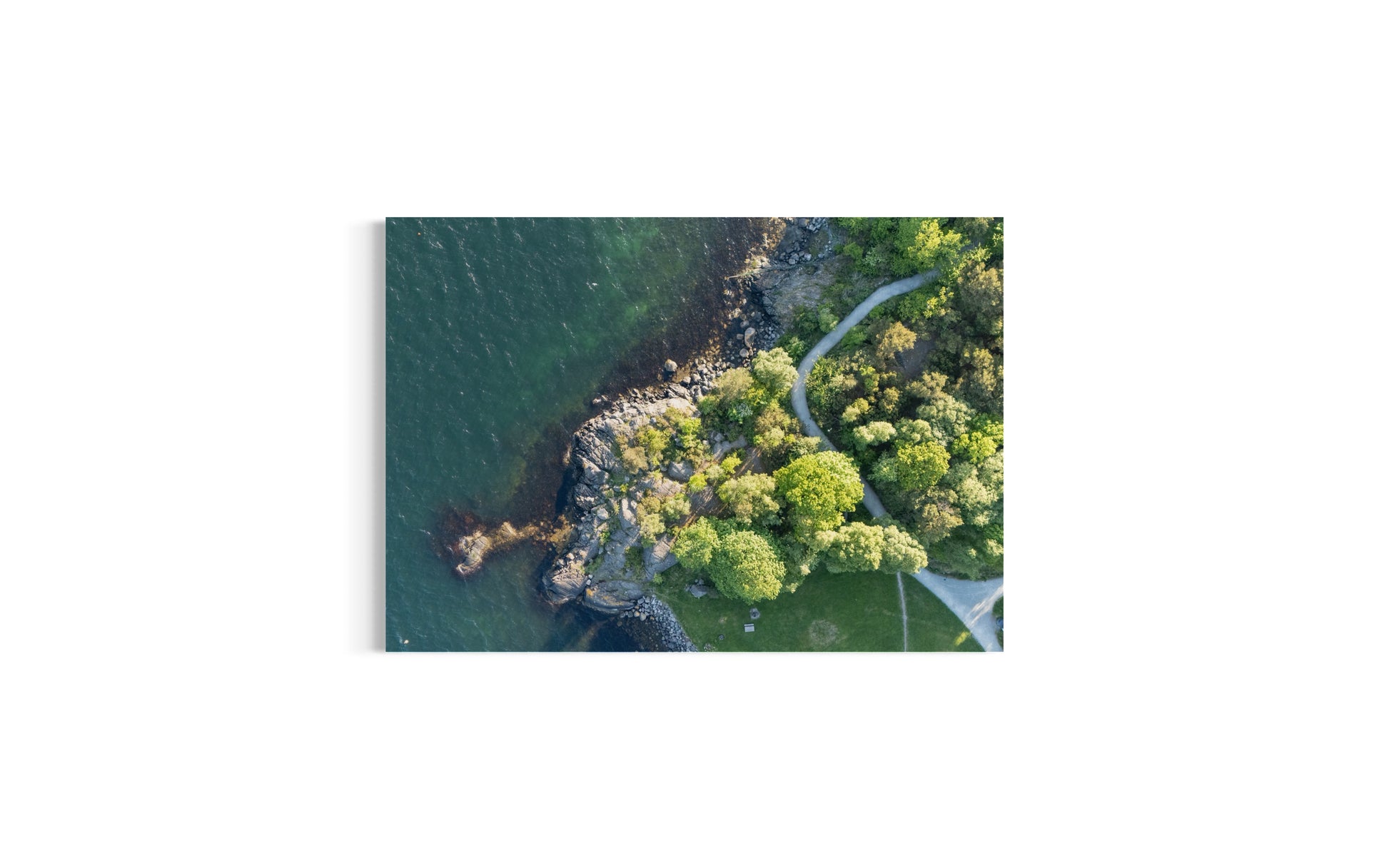 Landskabsbillede fra kysten ved Stavanger. Dronebillede af landskab, natur og arkitektur trykt som plakat eller på fotolærred til hjemmet
