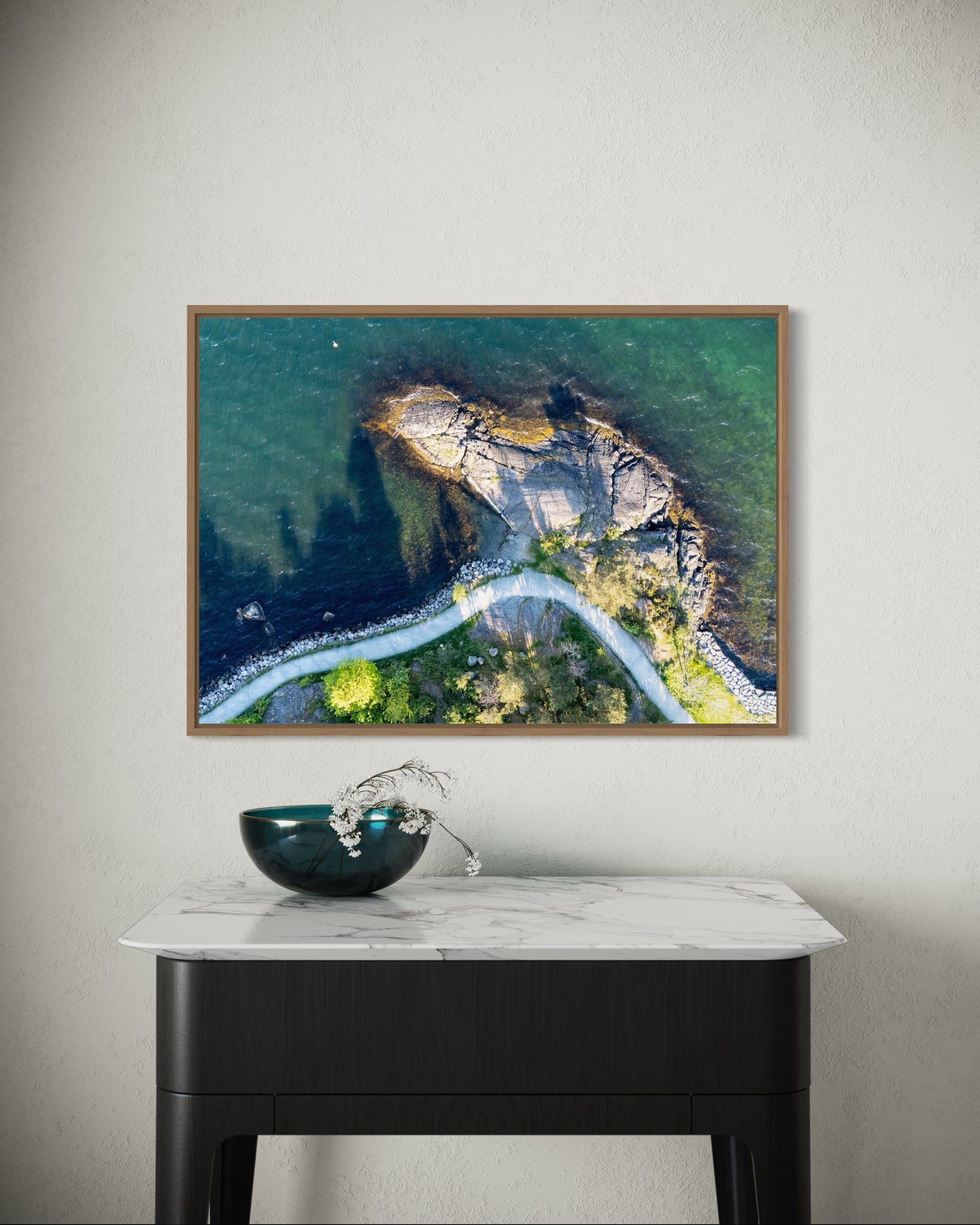 Landskabsbillede fra kysten i Stavanger i Norge. Dronebillede af landskab, natur og arkitektur trykt som plakat eller på fotolærred til hjemmet
