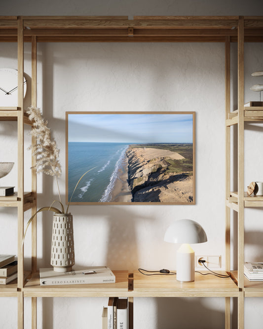 Landskabsbillede fra Rubjerg Knude ved Lønstrup i Nordjylland. Dronebillede af landskab, natur og arkitektur trykt som plakat eller på fotolærred til hjemmet
