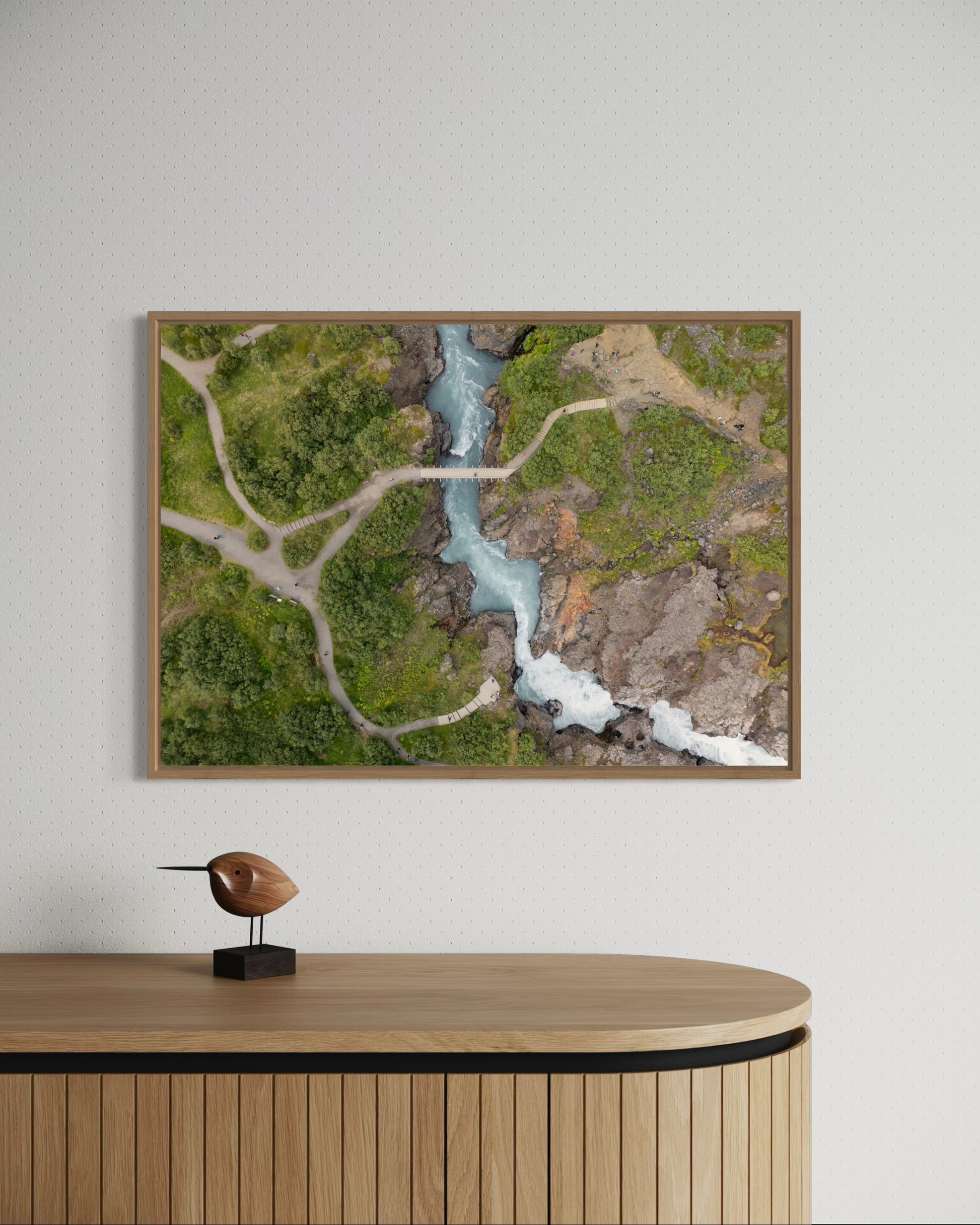 landskabsbillede af det unikke lavavandfald "Hraunfossar" på Island. Dronebillede af landskab, natur og arkitektur trykt som plakat eller på lærred til hjemmet.