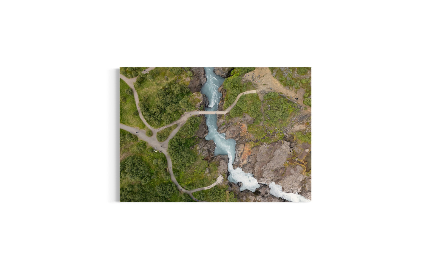 landskabsbillede af det unikke lavavandfald "Hraunfossar" på Island. Dronebillede af landskab, natur og arkitektur trykt som plakat eller på lærred til hjemmet.