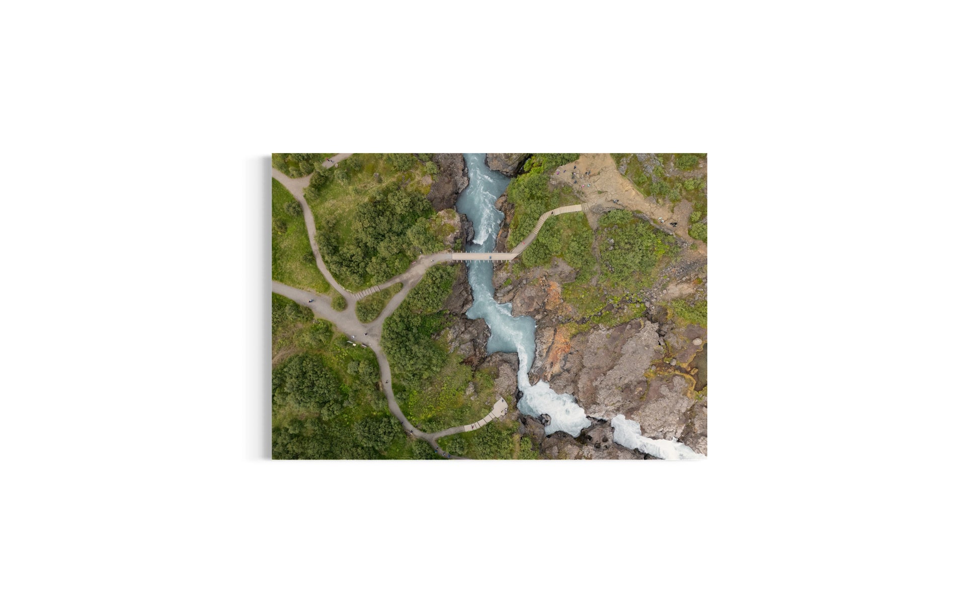 landskabsbillede af det unikke lavavandfald "Hraunfossar" på Island. Dronebillede af landskab, natur og arkitektur trykt som plakat eller på lærred til hjemmet.
