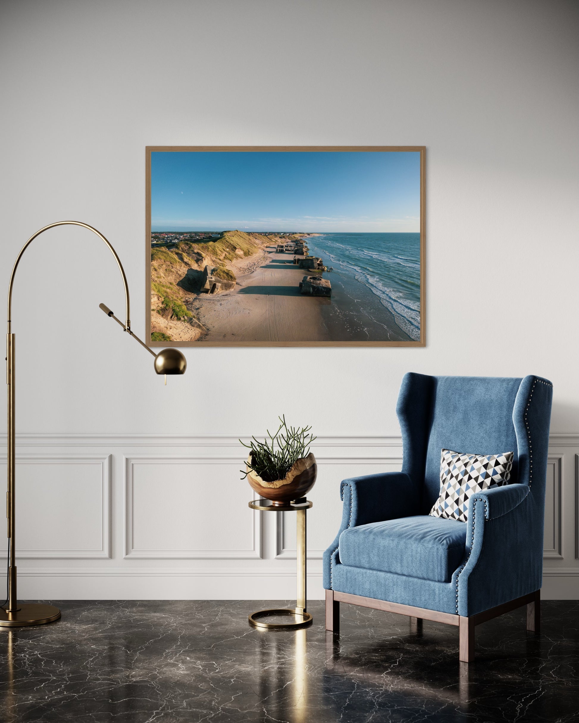 Landskabsbillede af bunkerne på stranden i Løkken i Nordjylland. Dronebillede af landskab, natur og arkitektur trykt som plakat eller på fotolærred til hjemmet