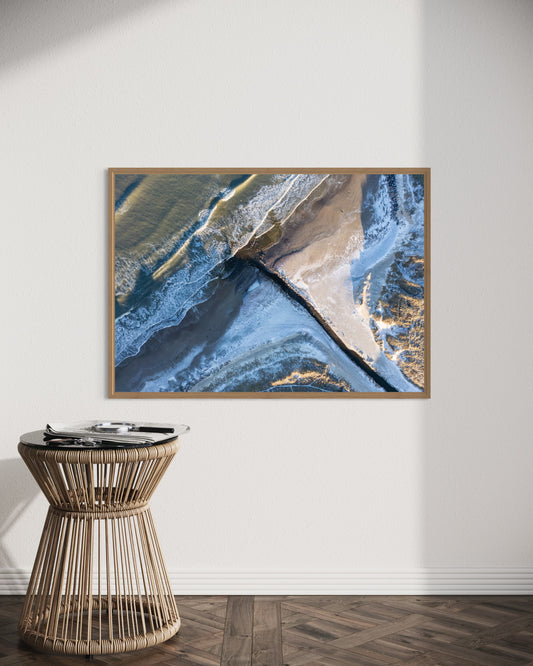 landskabsbillede taget over 
stranden ved Løkken om vinteren. Dronebillede af landskab, natur og arkitektur trykt som plakat eller på fotolærred til hjemmet.