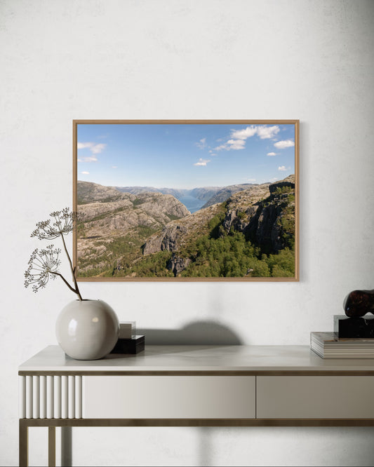 landskabsbillede af Lysefjorden i det sydlige Norge. Dronebillede af landskab, natur og arkitektur trykt som plakat eller på fotolærred til hjemmet. 