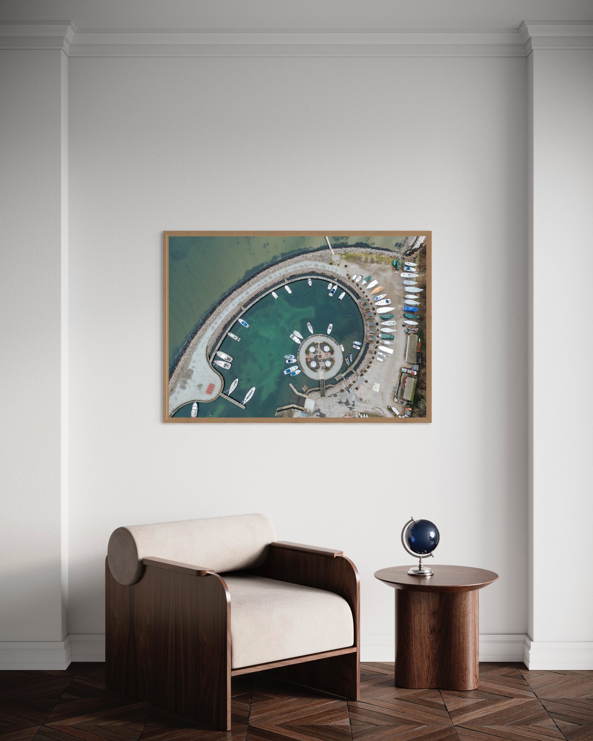 landskabsbillede af Lundeborg lystbådehavnen der er snegleformet. Dronebillede af landskab, natur og arkitektur trykt som plakat eller på lærred til hjemmet. 