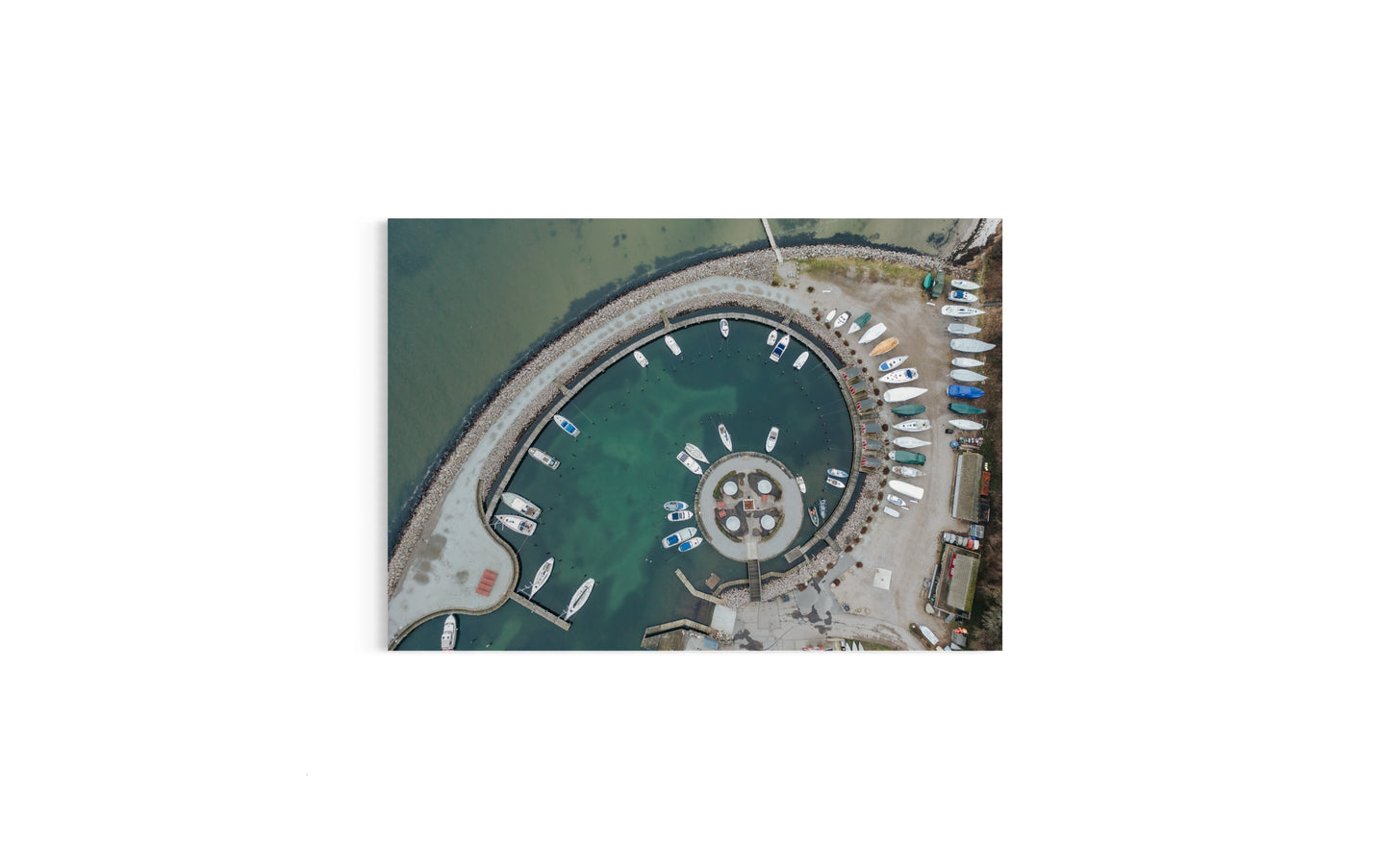landskabsbillede af Lundeborg lystbådehavnen der er snegleformet. Dronebillede af landskab, natur og arkitektur trykt som plakat eller på lærred til hjemmet. 