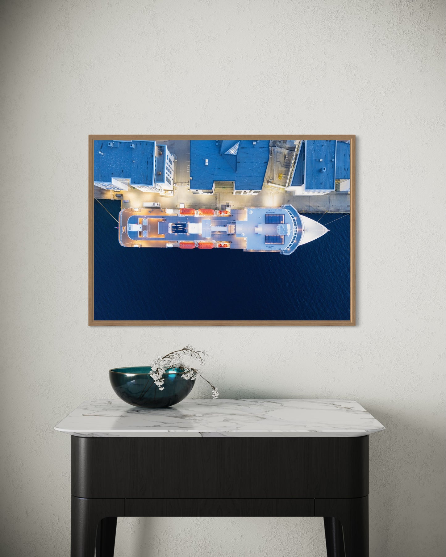 Landskabsbillede af Havila Pollux til kaj i Ålesund. Dronebillede af landskab, natur og arkitektur trykt som plakat eller på lærred til hjemmet.