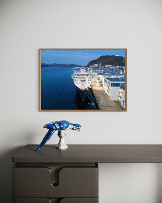 Landskabsbillede af Havila Pollux til kaj i Ålesund. Dronebillede af landskab, natur og arkitektur trykt som plakat eller på lærred til hjemmet.