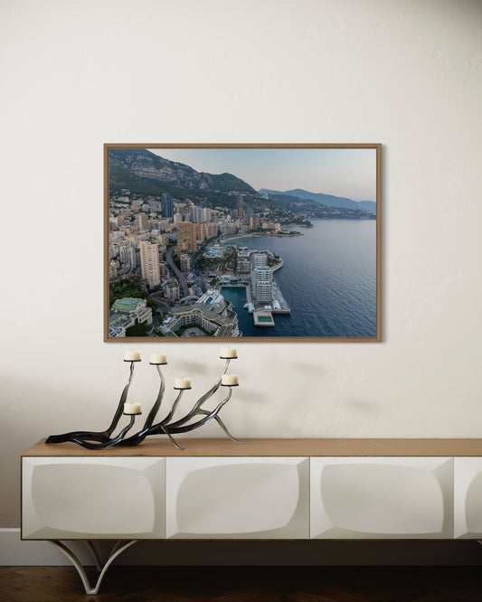 landskabsbillede udover Monte Carlo, i Monaco. Dronebillede af landskab, natur og arkitektur trykt som plakat eller på fotolærred til hjemmet. 