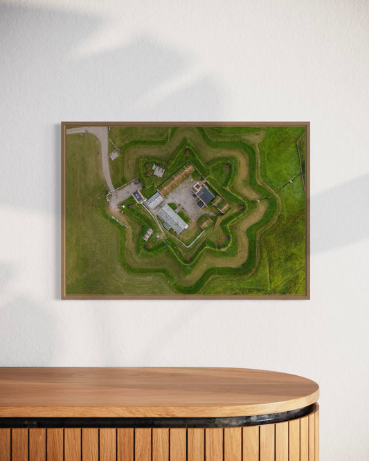 Landskabsbillede af Vardøhus fæstning. Dronebillede af landskab, natur og arkitektur trykt som plakat eller på lærred til hjemmet.