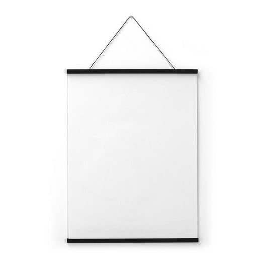 Giv dine plakater og kunstværker et elegant look med dette minimalistiske plakatophæng i sort, fra Hoei Denmark