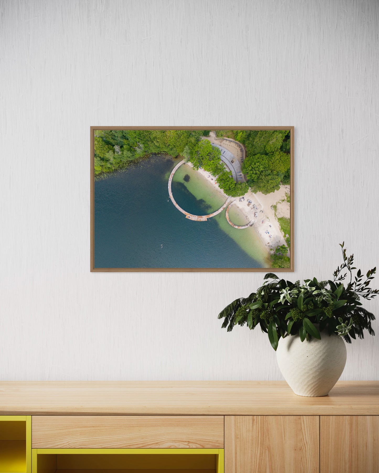 Landskabsbillede af badebroerne ved Almindsø ved Silkeborg. Dronebillede af landskab, natur og arkitektur trykt som plakat eller på lærred til hjemmet.