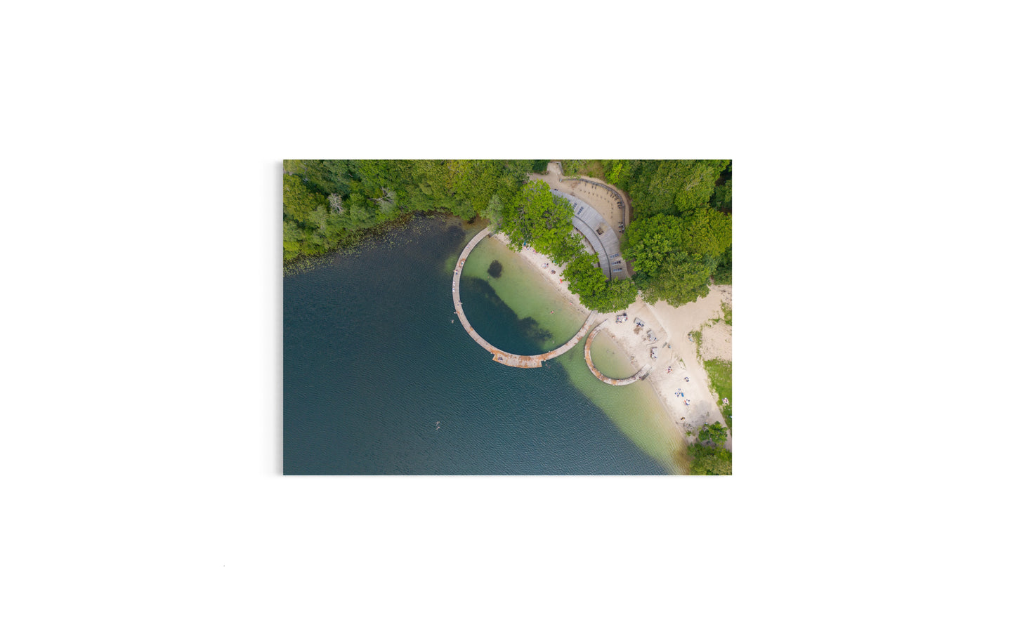 Landskabsbillede af badebroerne ved Almindsø ved Silkeborg. Dronebillede af landskab, natur og arkitektur trykt som plakat eller på lærred til hjemmet.