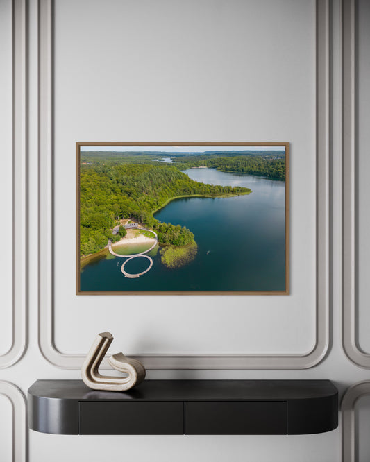 Landskabsbillede af badebroerne ved Almindsø ved Silkeborg. Dronebillede af landskab, natur og arkitektur trykt som plakat eller på lærred til hjemmet.