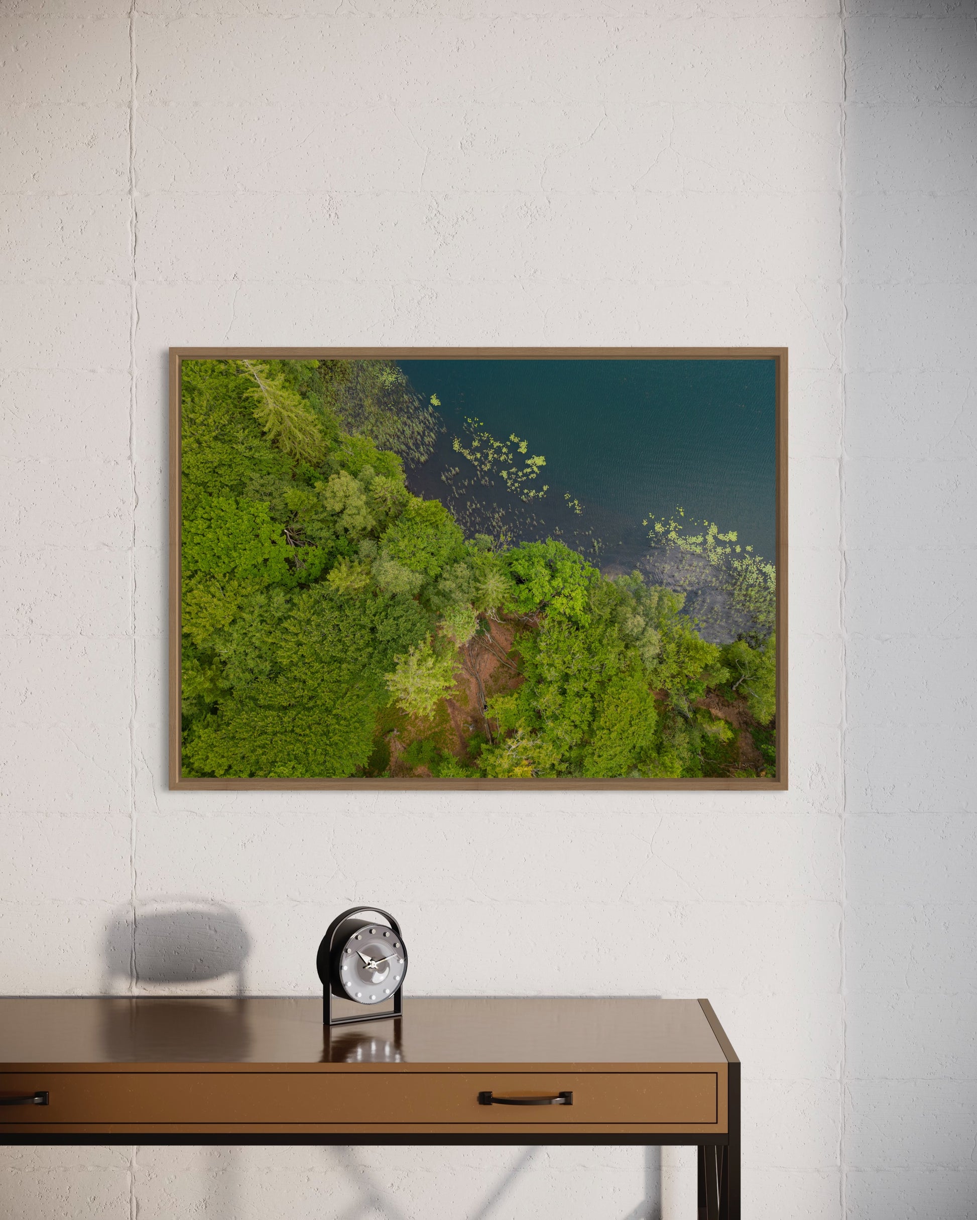 Landskabsbillede af skovbredden ved Almindsø ved Silkeborg. Dronebillede af landskab, natur og arkitektur trykt som plakat eller på lærred til hjemmet.